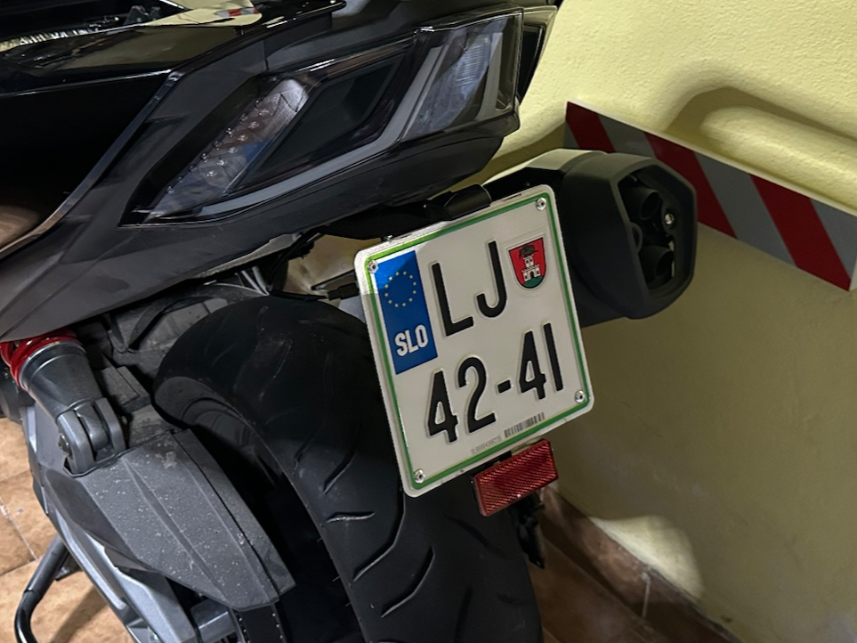 Kymco AK550 Premium – Sport License Plate Holder