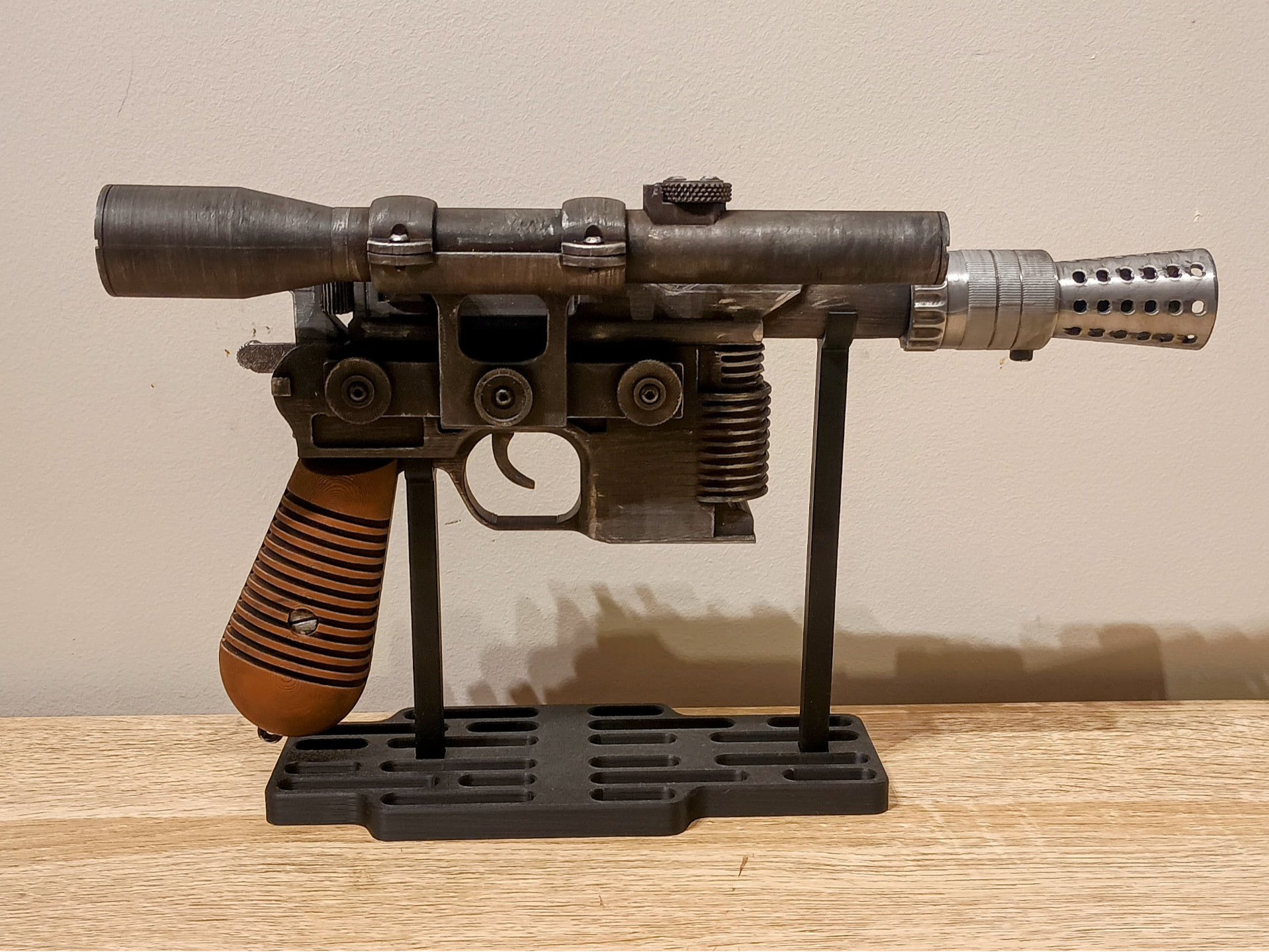 Star Wars Hero DL-44 ANH Blaster-Moving Trigger