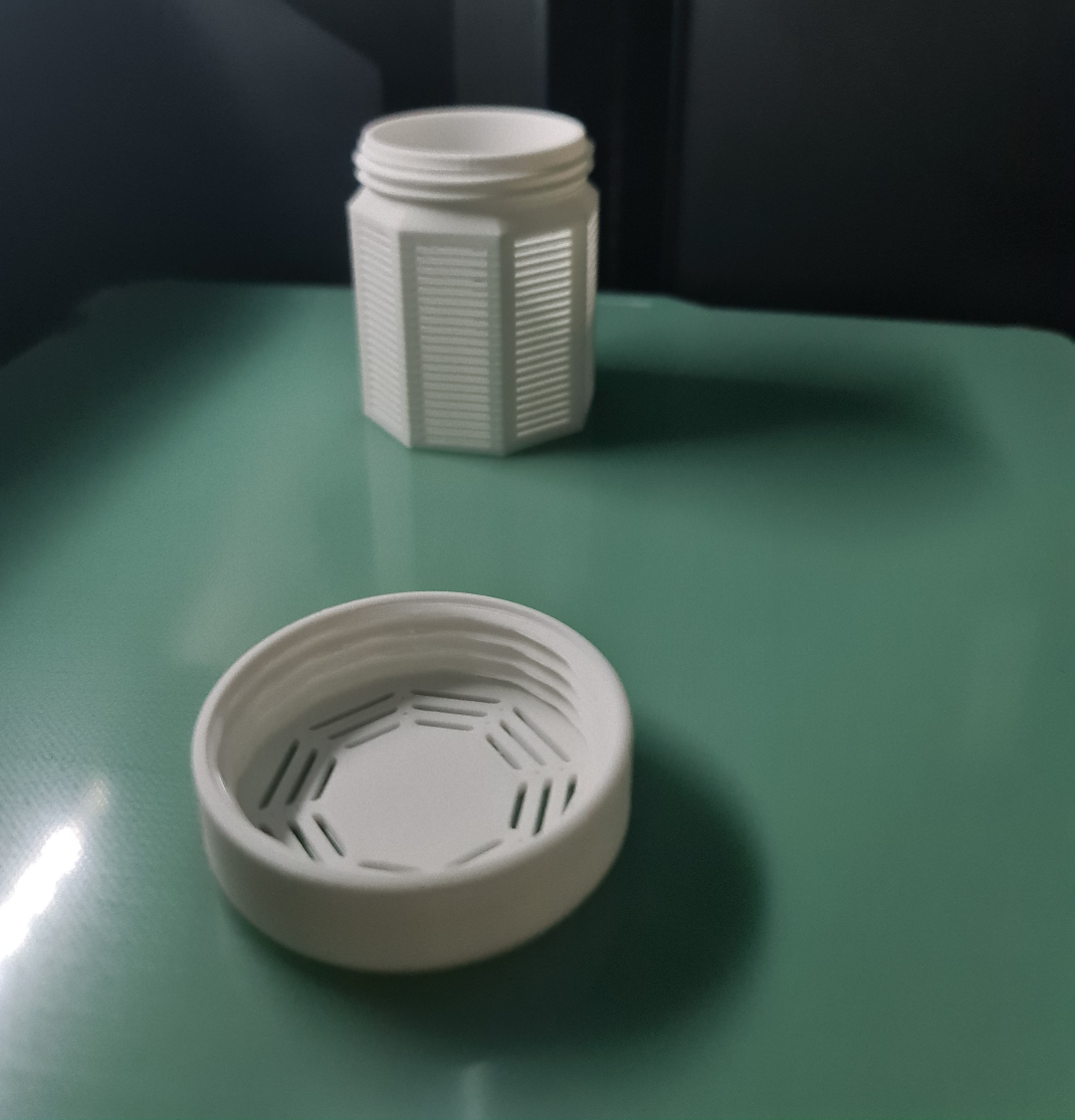 Simple disccant container