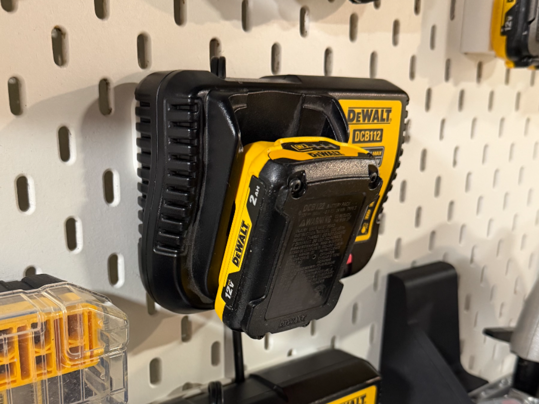 SKADIS DeWalt Charger Holder