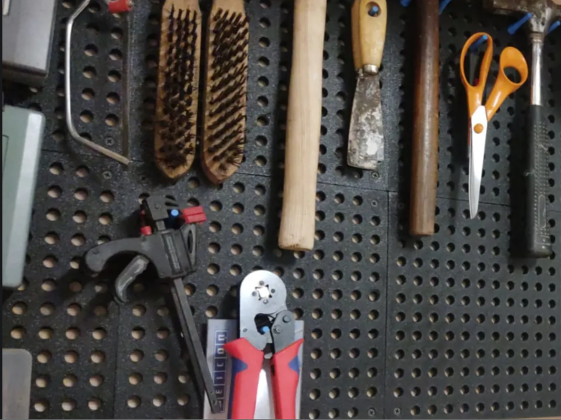 Pegboard / Lochplatte mit Stiften