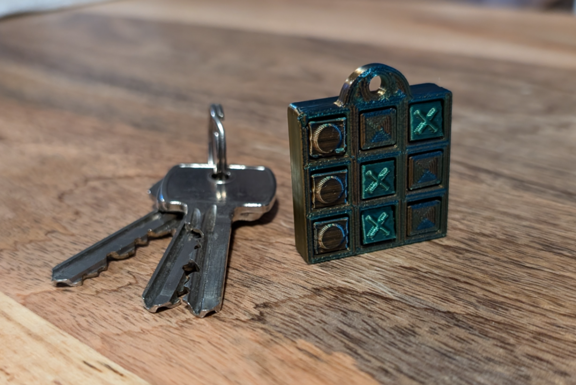 Keyring tic tac  toe