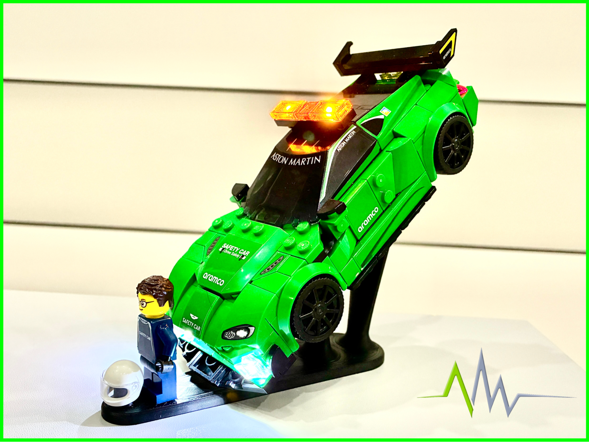 Speed Champions Angled Stand Vert with Figure