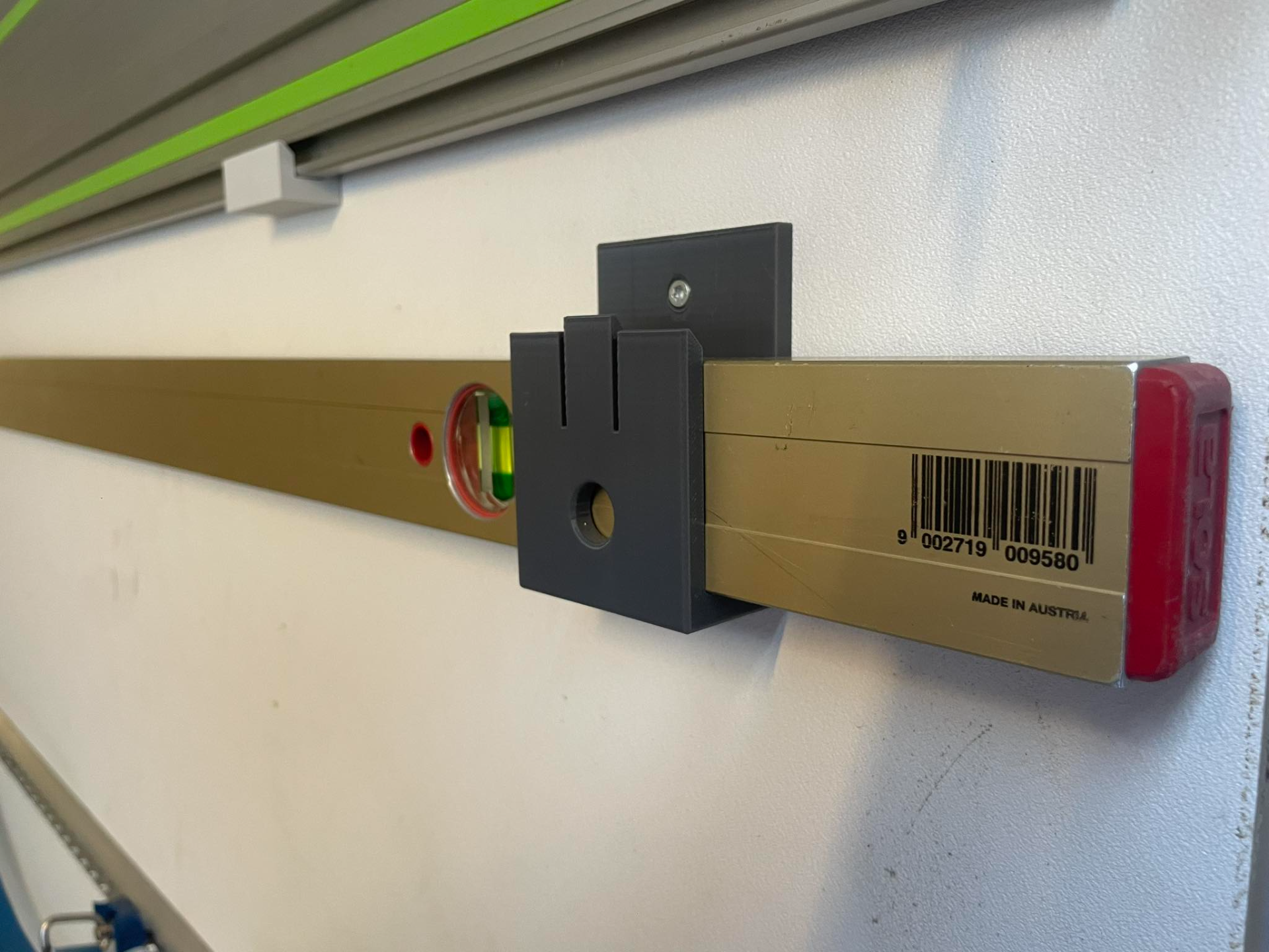 Sola level wall mount