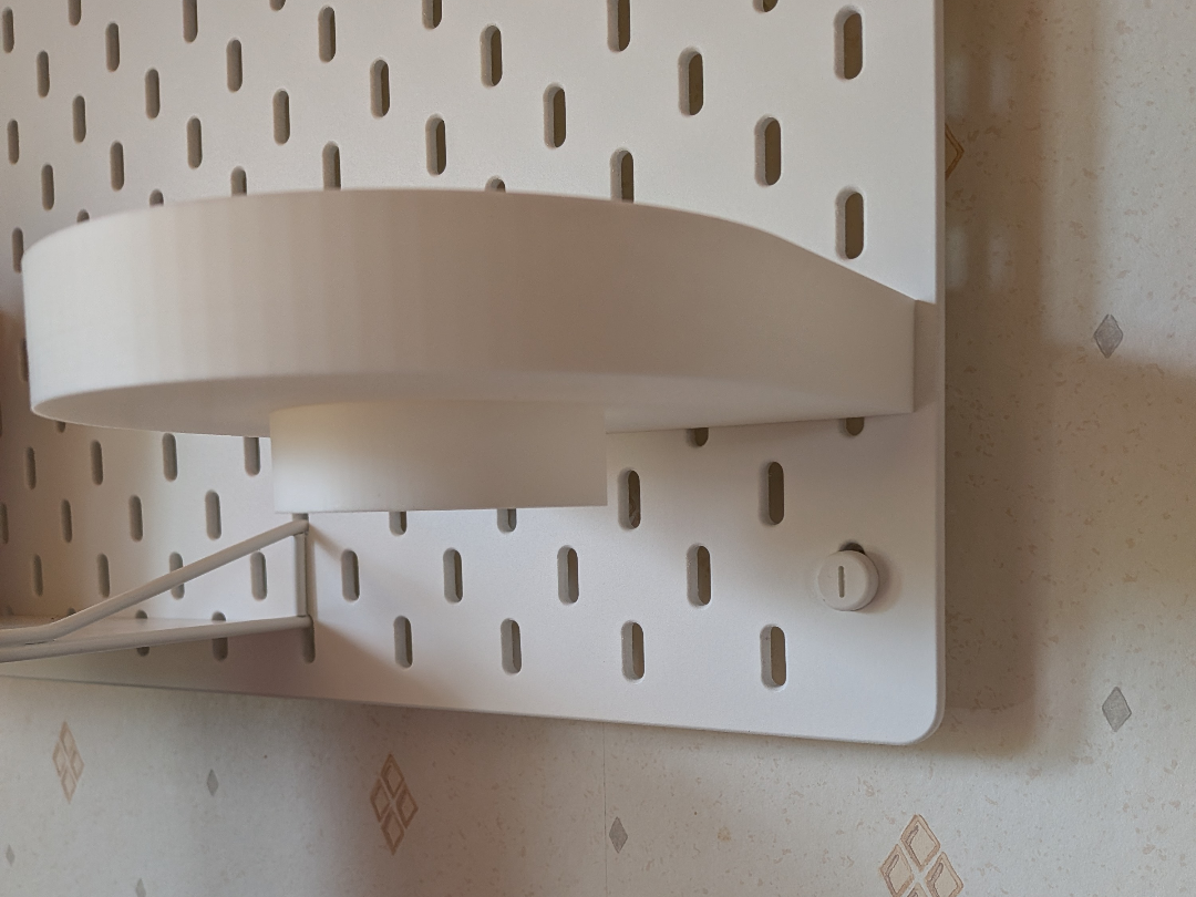 Skådis torky on wall paper holder