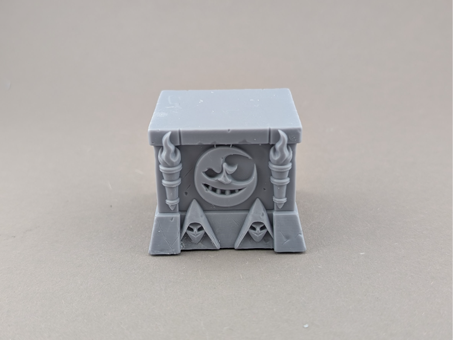 Gloomish model & bust stand