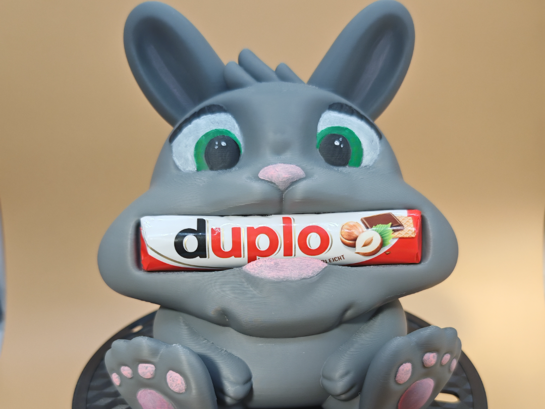 Hase isst Duplo Riegel