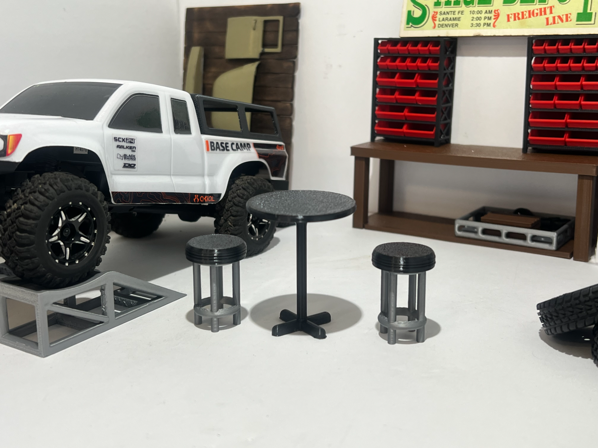 1/24 table and stools