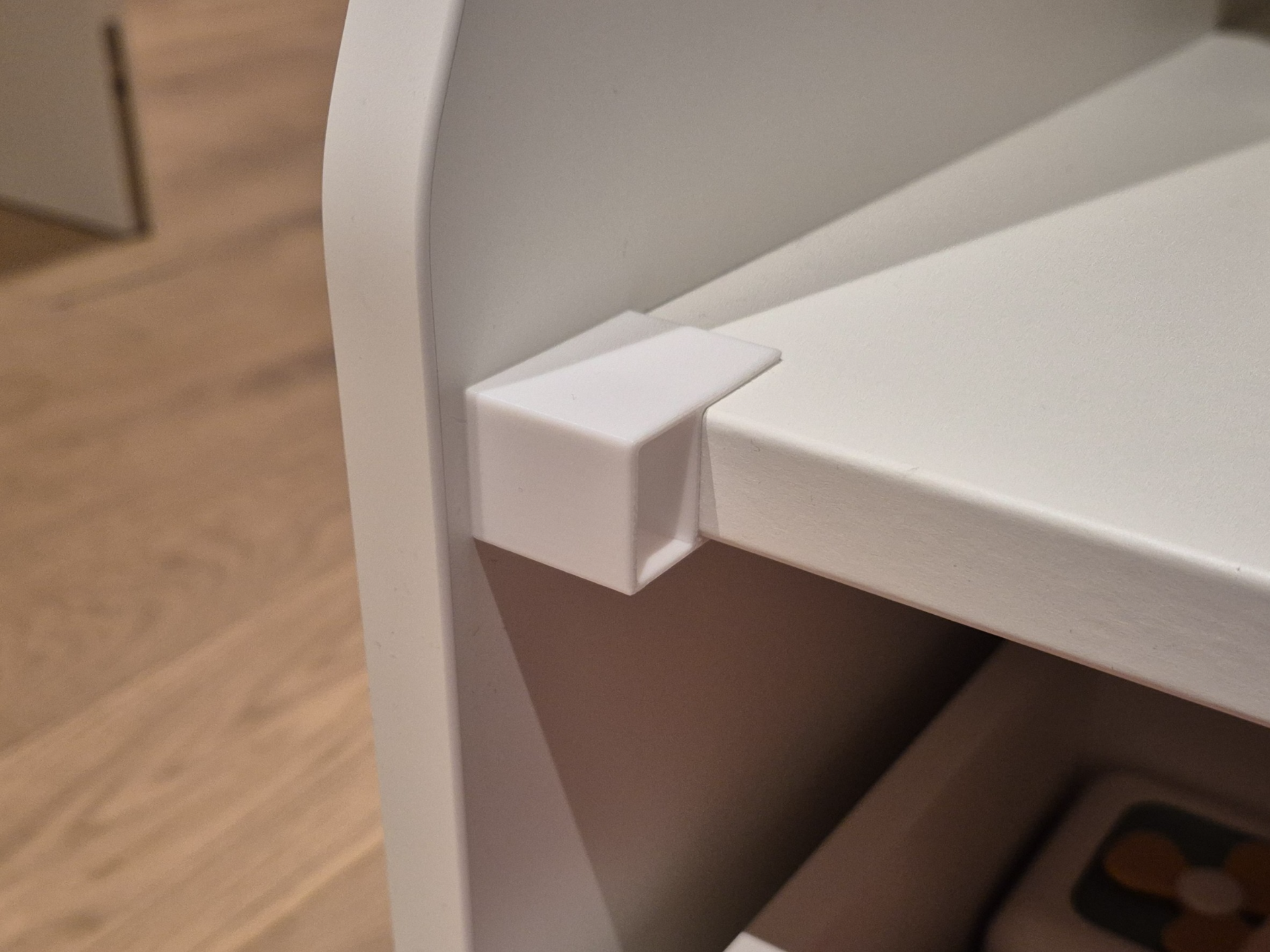 Fingerschutz für IKEA Bergig Bücherregal