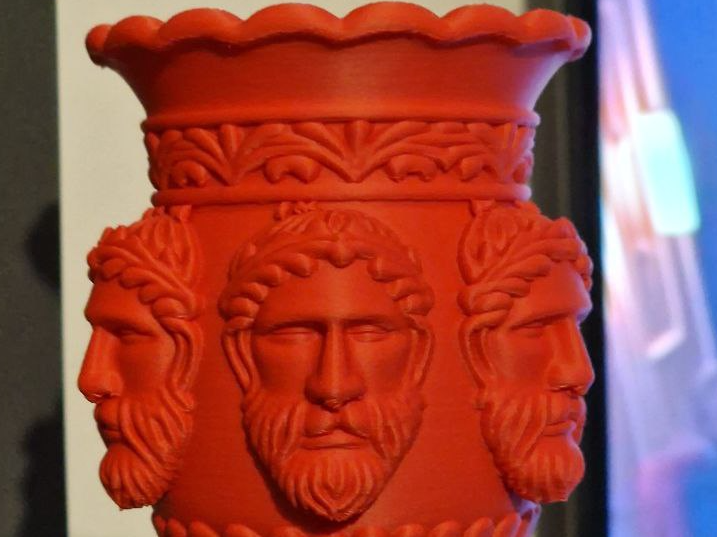 Vase mit Gesichtern
