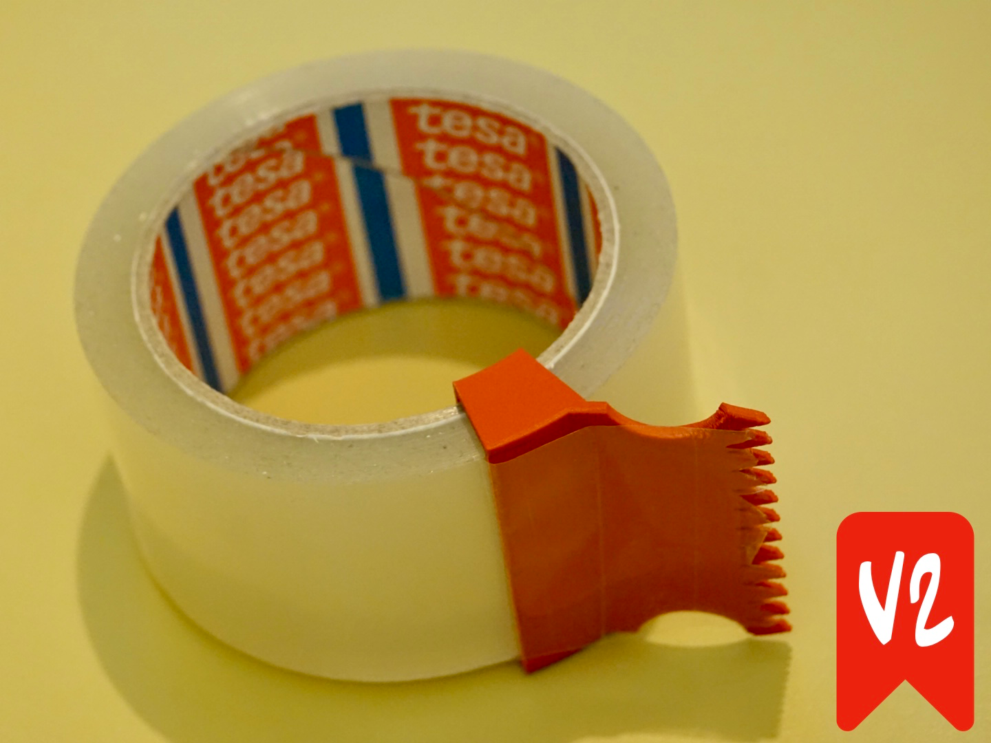 Minimalistic tape dispenser roller with cutter