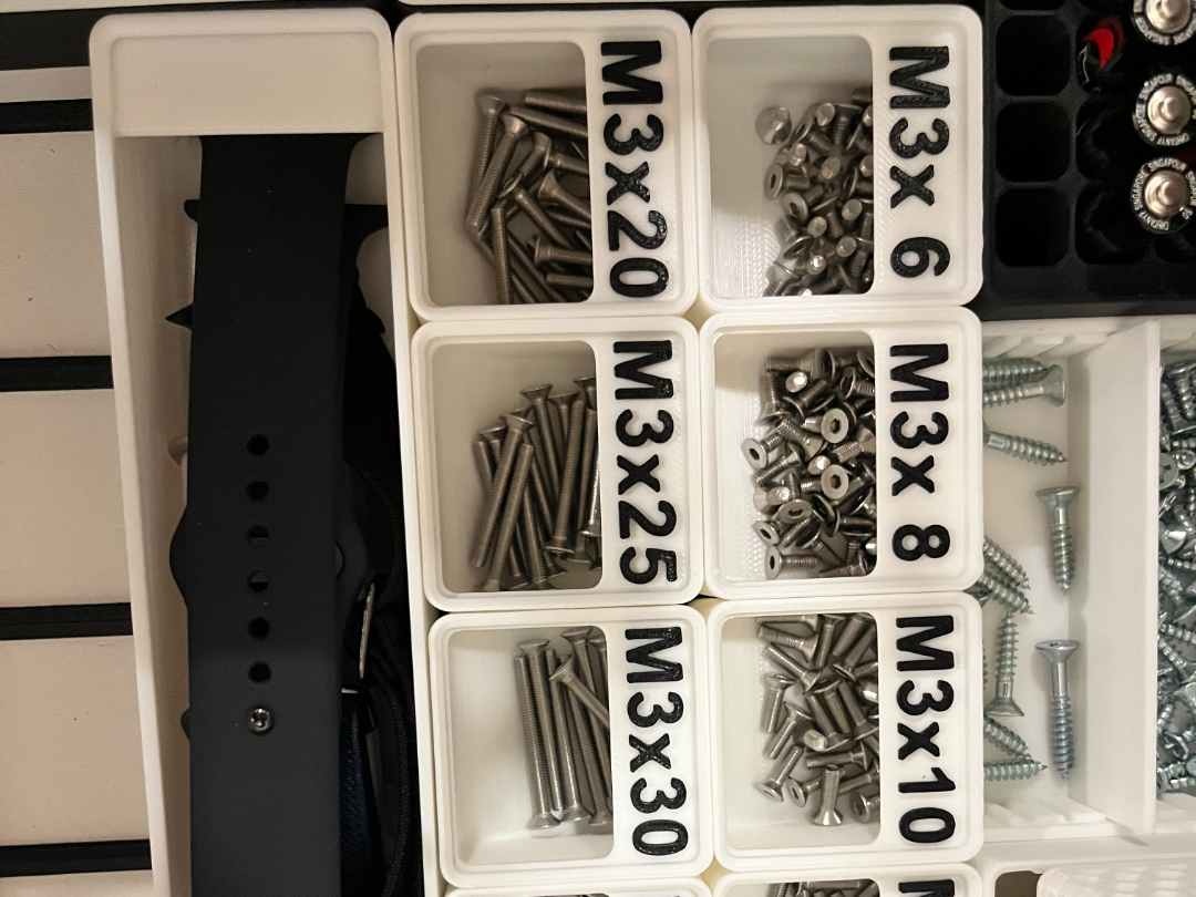 Grdifinity screw holders with text