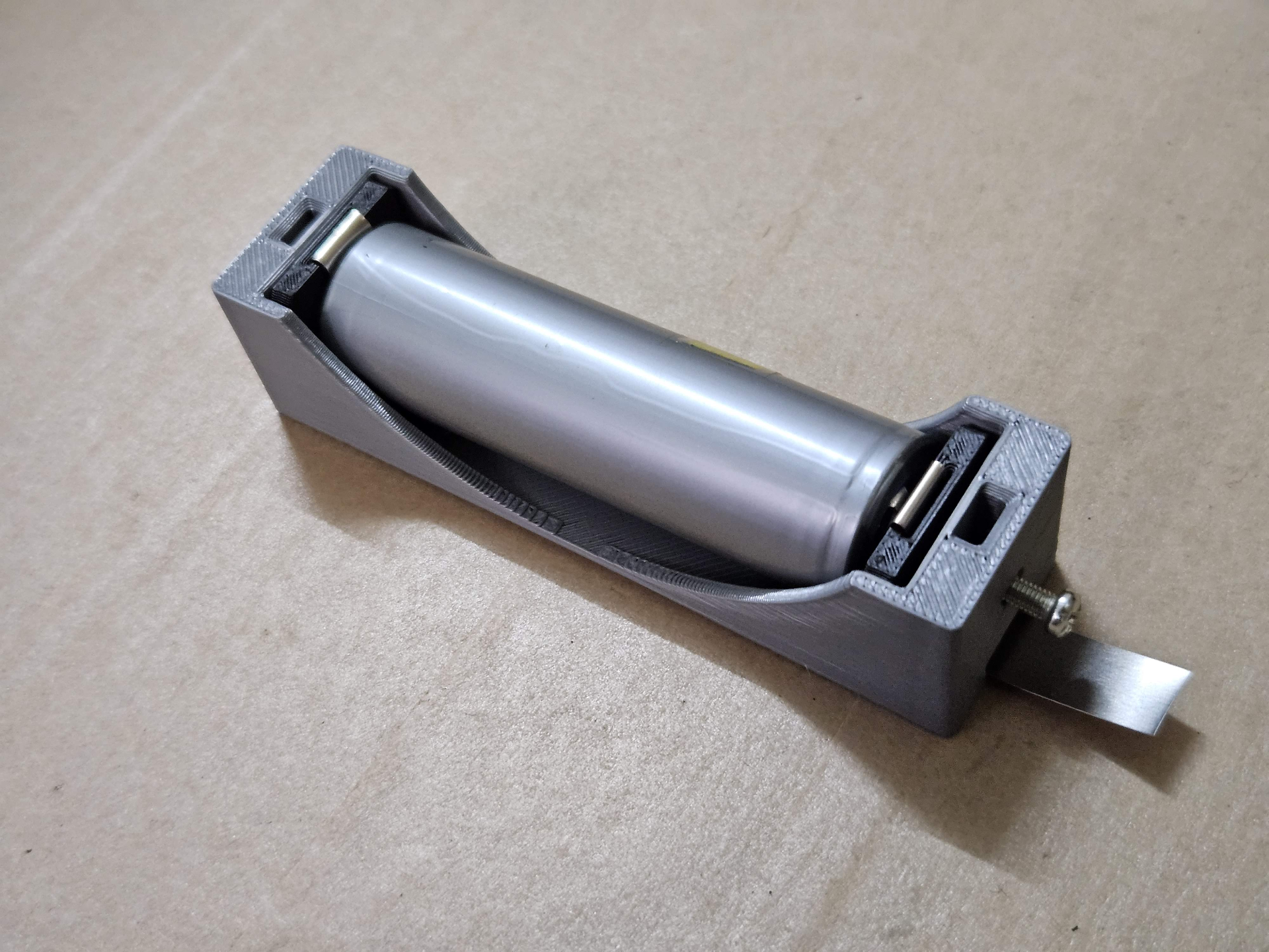 Robust high current cylindrical cell holder