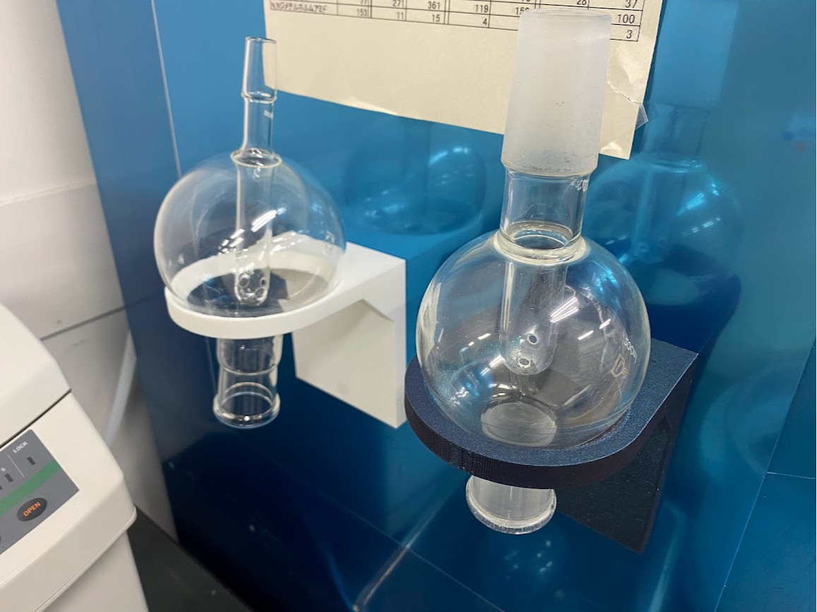 Rotary evaporator trap holder with magnet