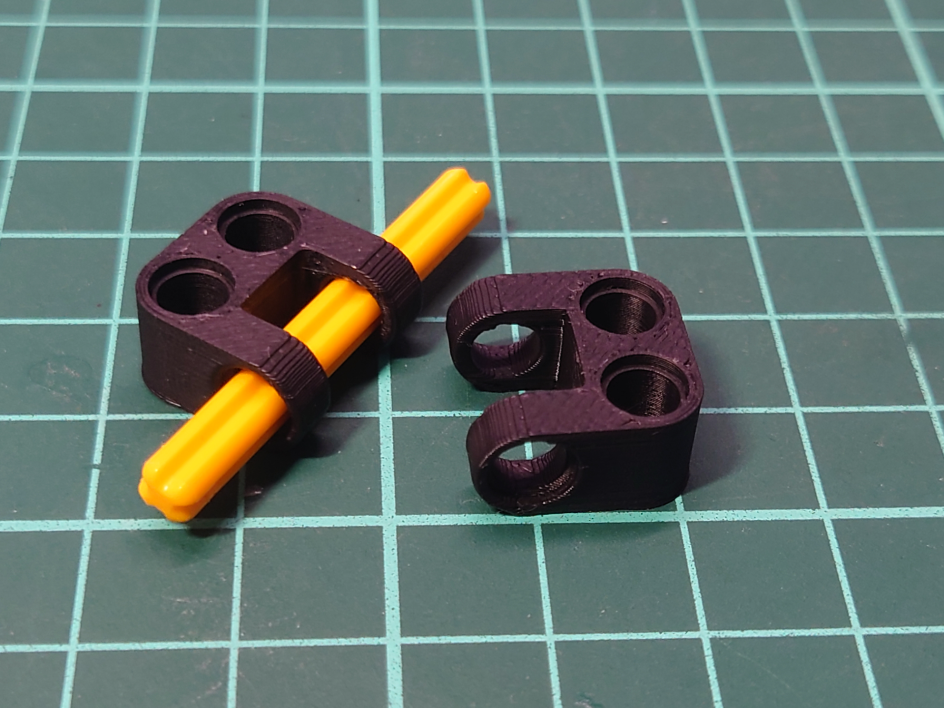 2x2 perpendicular conn. with round holes
