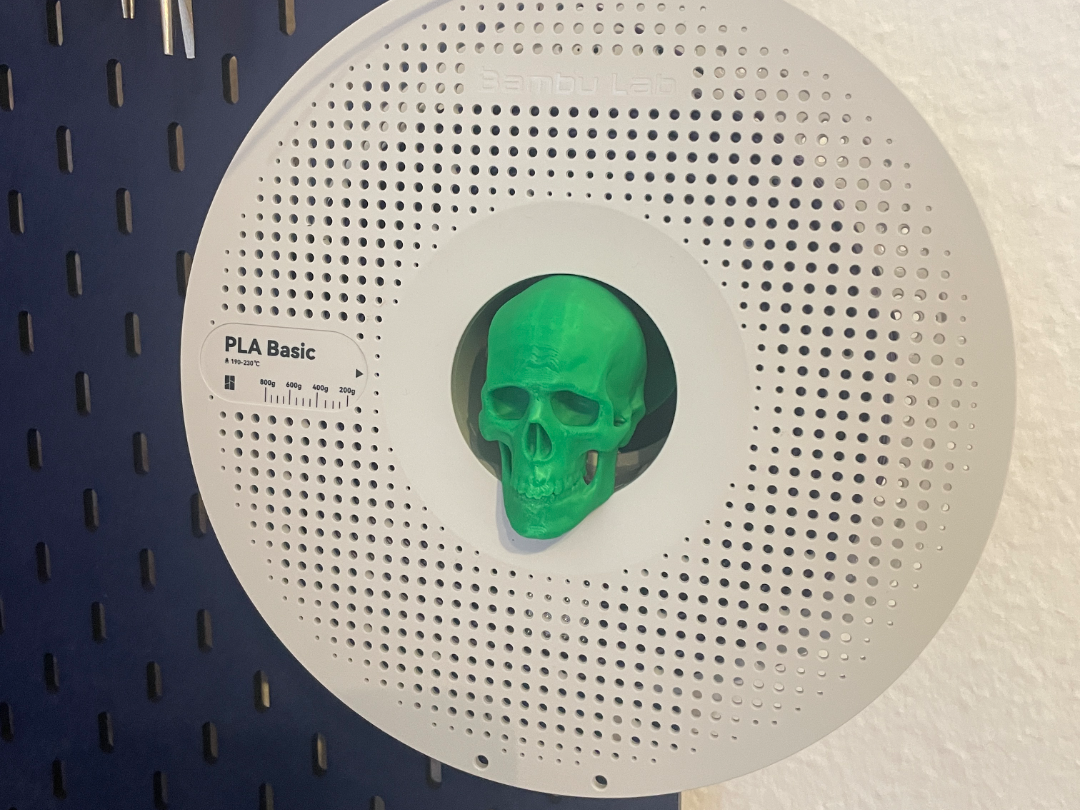 Spulenhalter Totenkopf Design