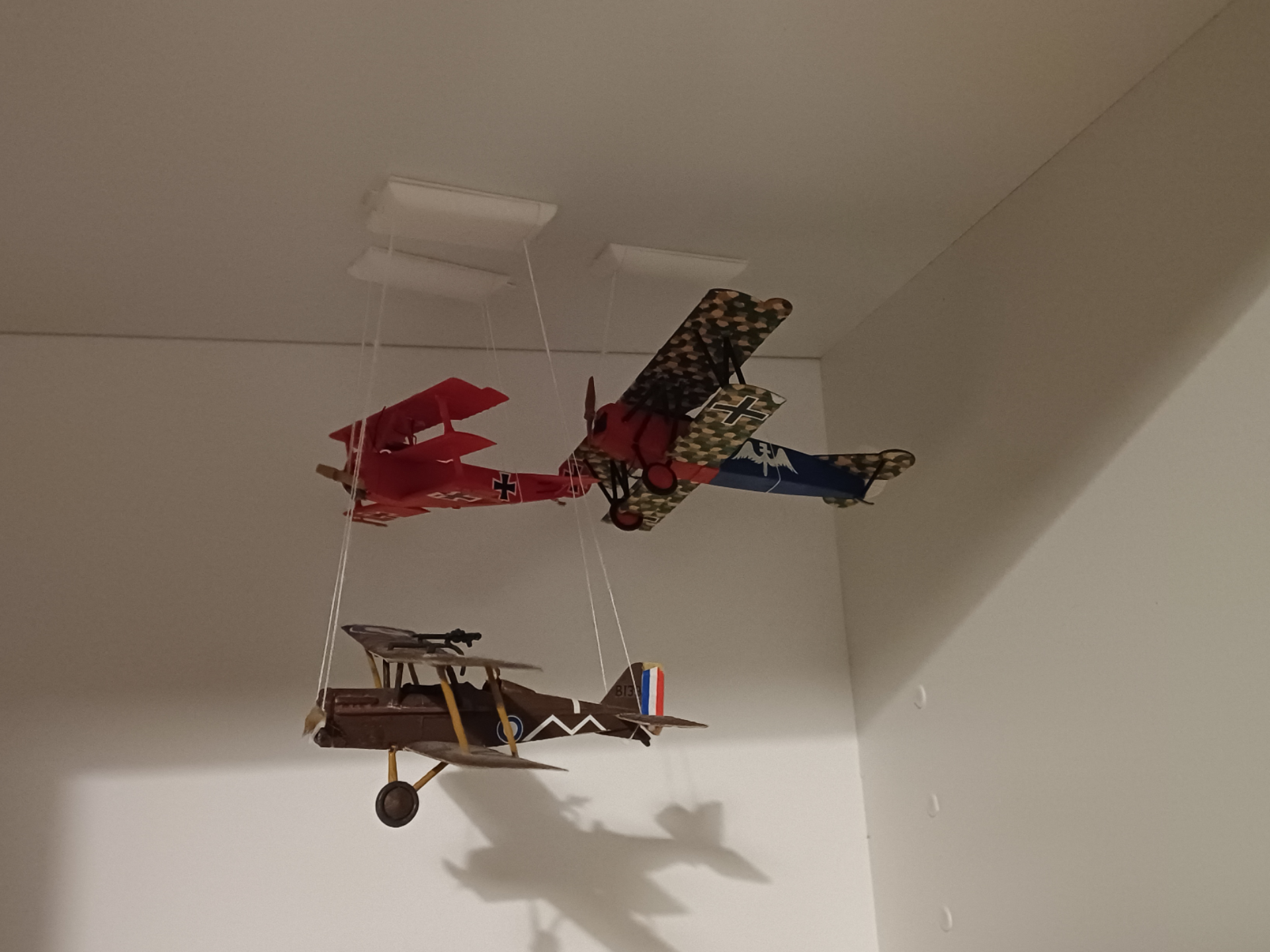 Easy to install model airplane ceiling hanger