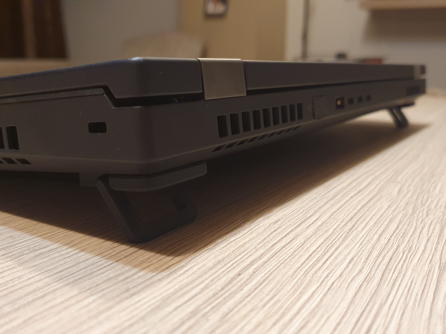 Wider foldable laptop feet / stand