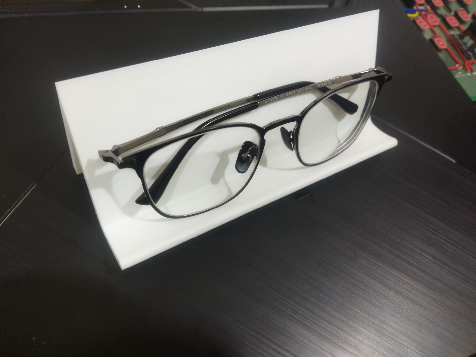 Minimal Glasses Stand