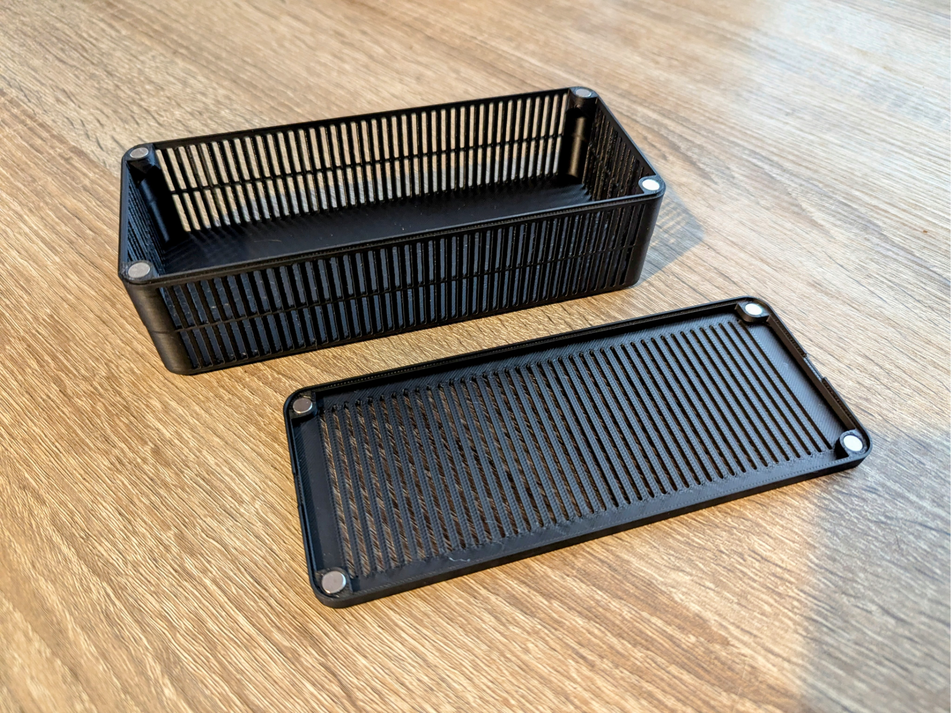 Simple desiccant box with magnetic fastening