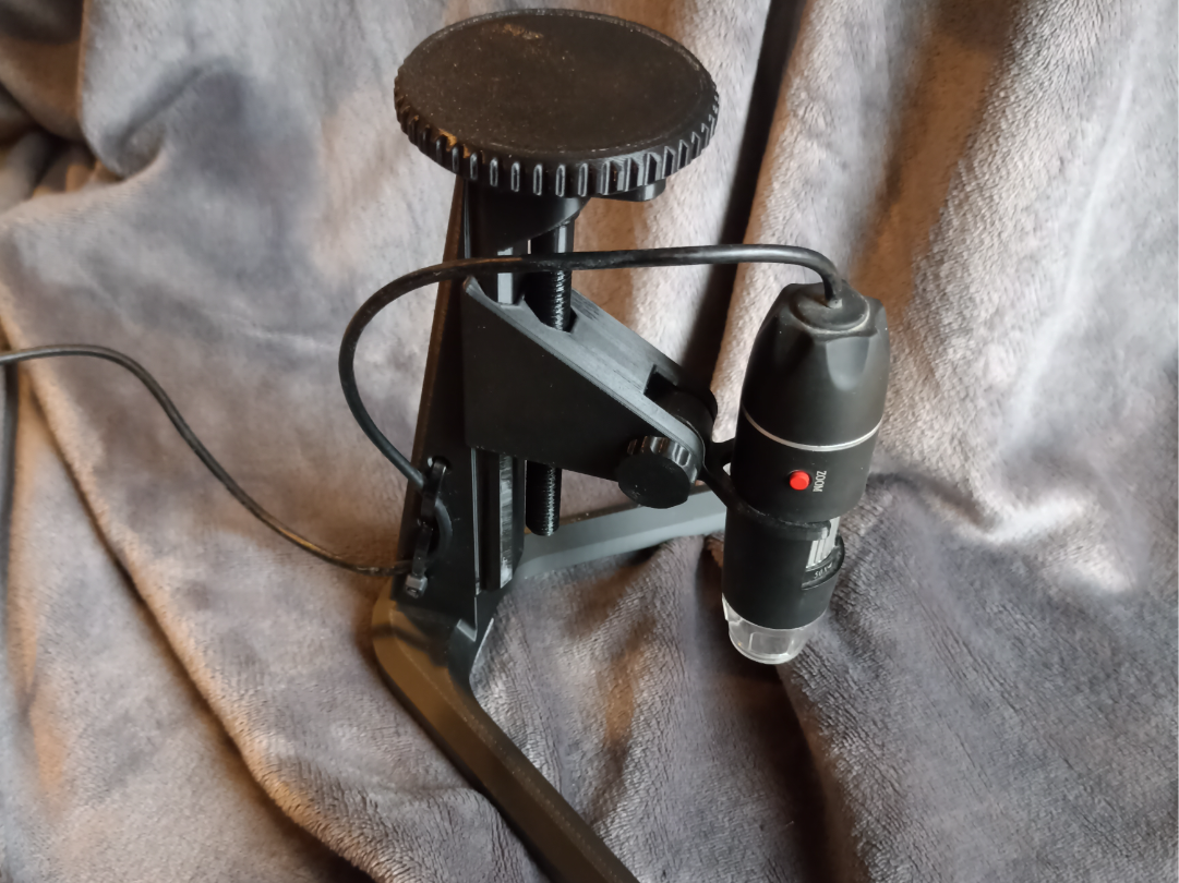 USB microscope stand with screw adjustment