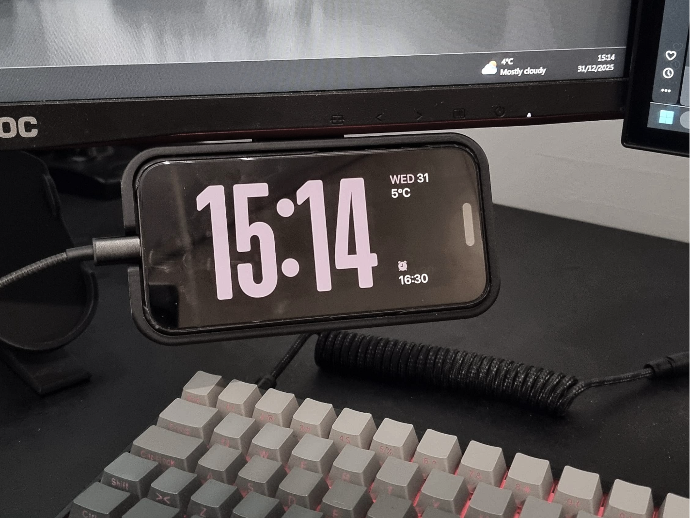 iPhone 15 pro Monitor mount