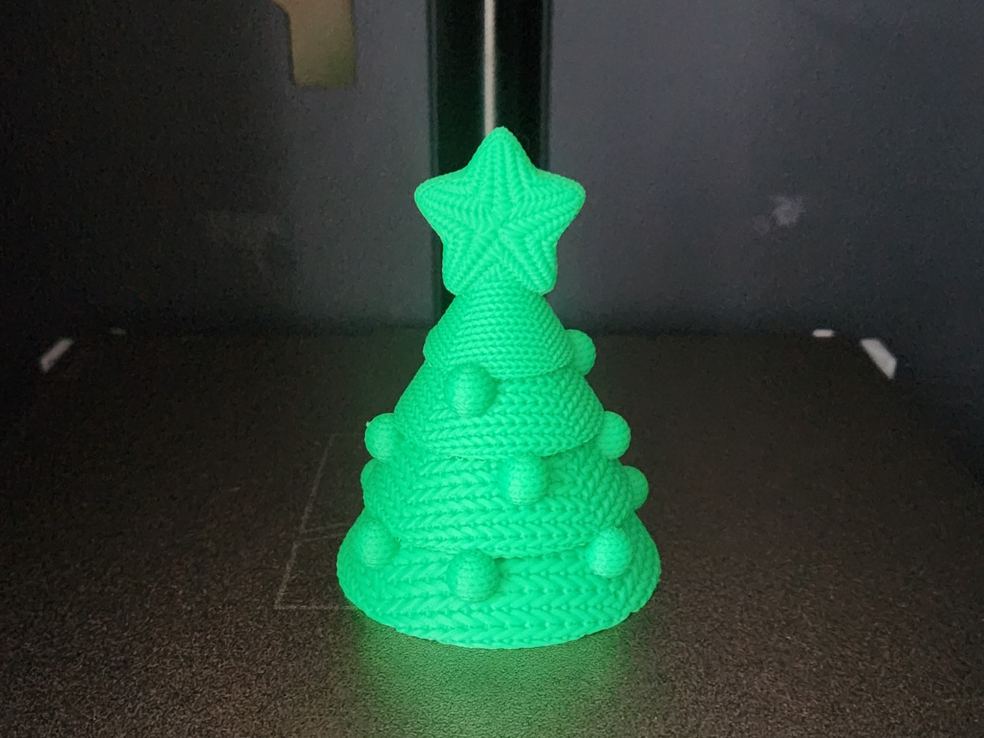 Knitted Christmas tree. Support Free