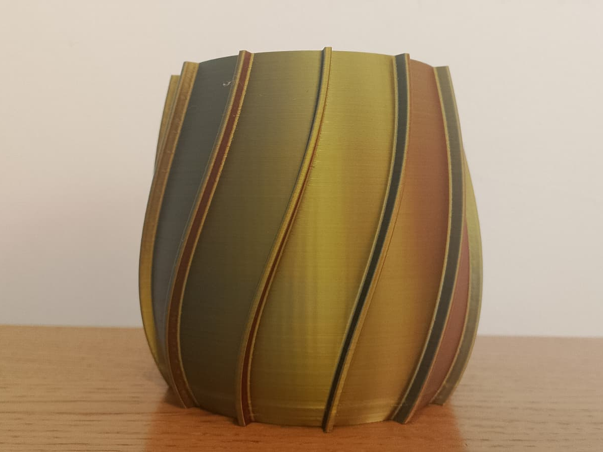 Small 10cm height rouded vase with 12 ribs