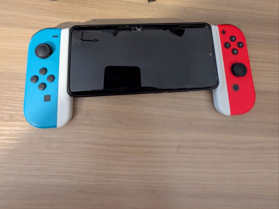 Joycon resizable smartphone holder
