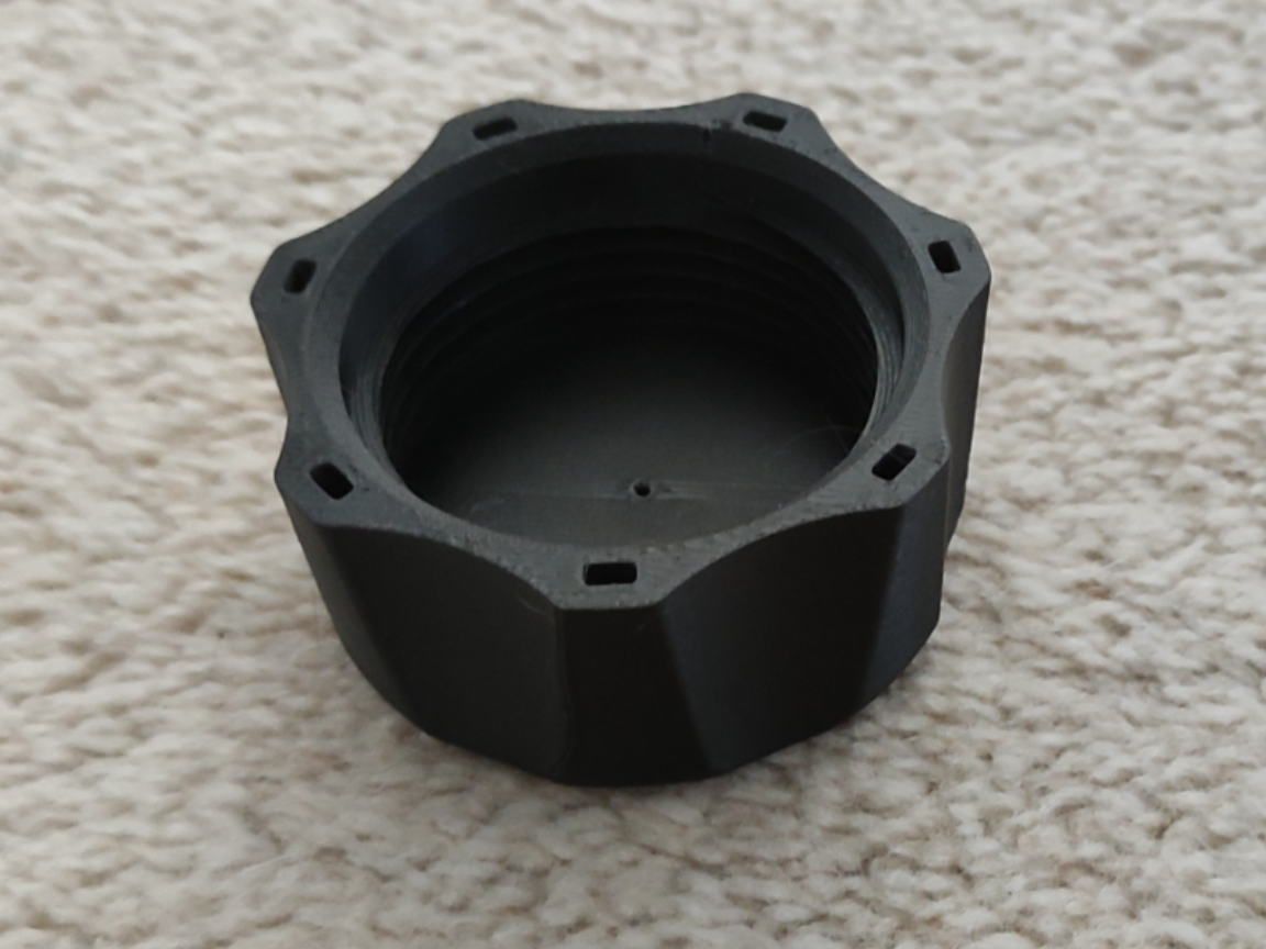 Lawnmower fuel cap - built in pressure relief