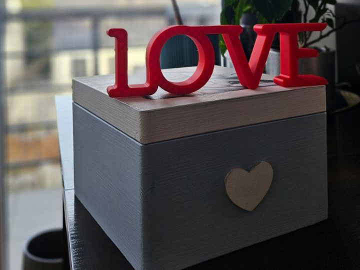 inscription / sign with the word "love"
