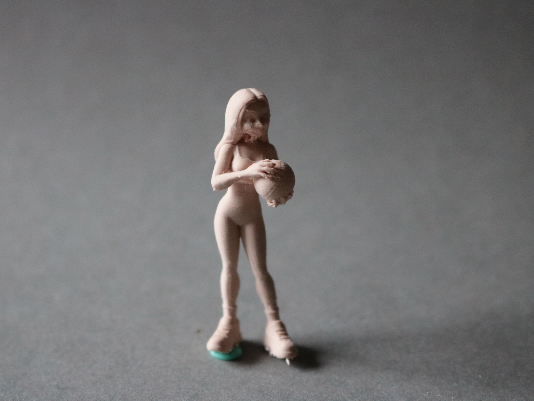figurine jeune femme joueuse de basketball