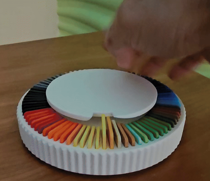 No-Spill Spinning Filament Swatch Display