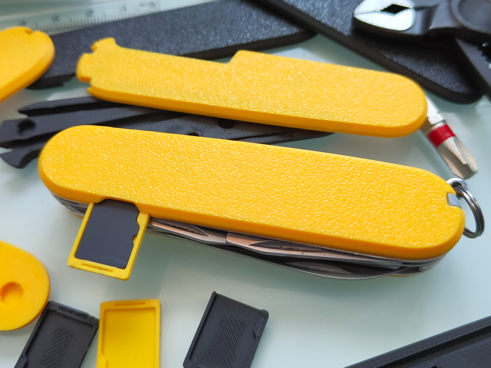Victorinox 91 mm SuperPlus+ Schalen mit MicroSD