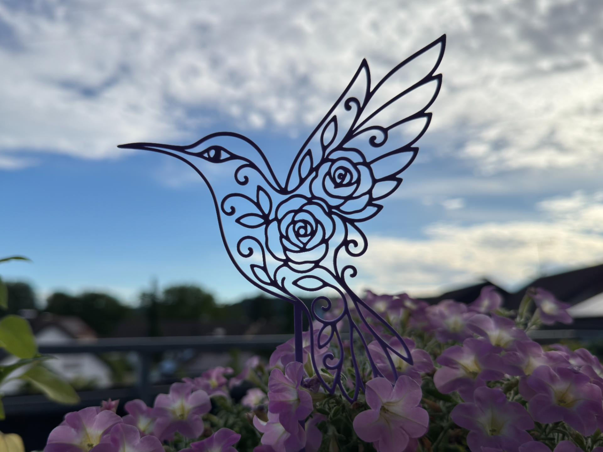 Floraler Vogel Kolibri mit Blumenstecker