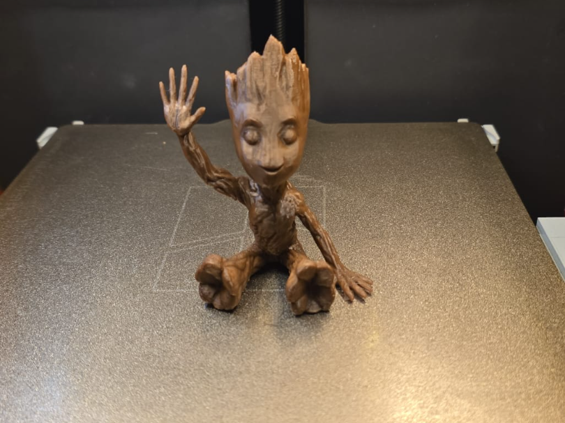 Groot mit Gehobener Hand