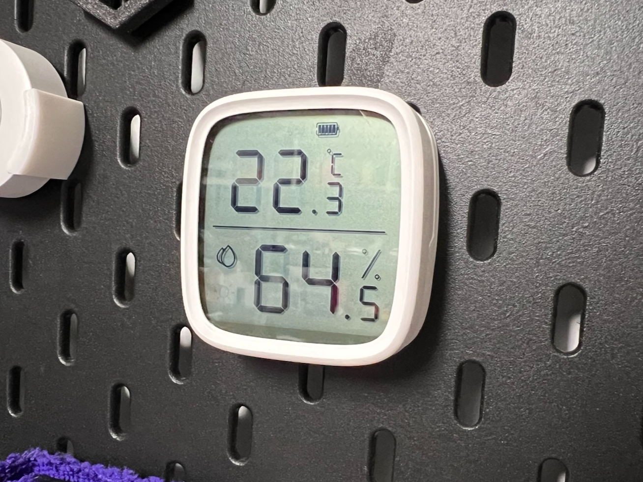 Skadis Sonoff temperature sensor holder (display)