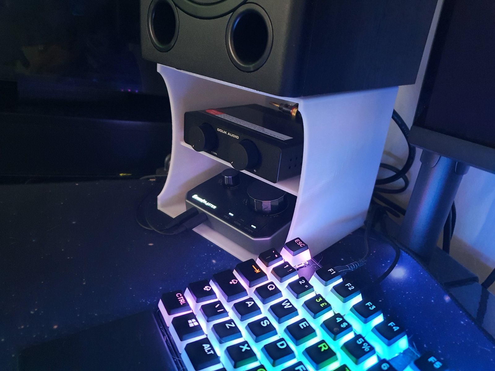 Desk top Speaker stand for small components