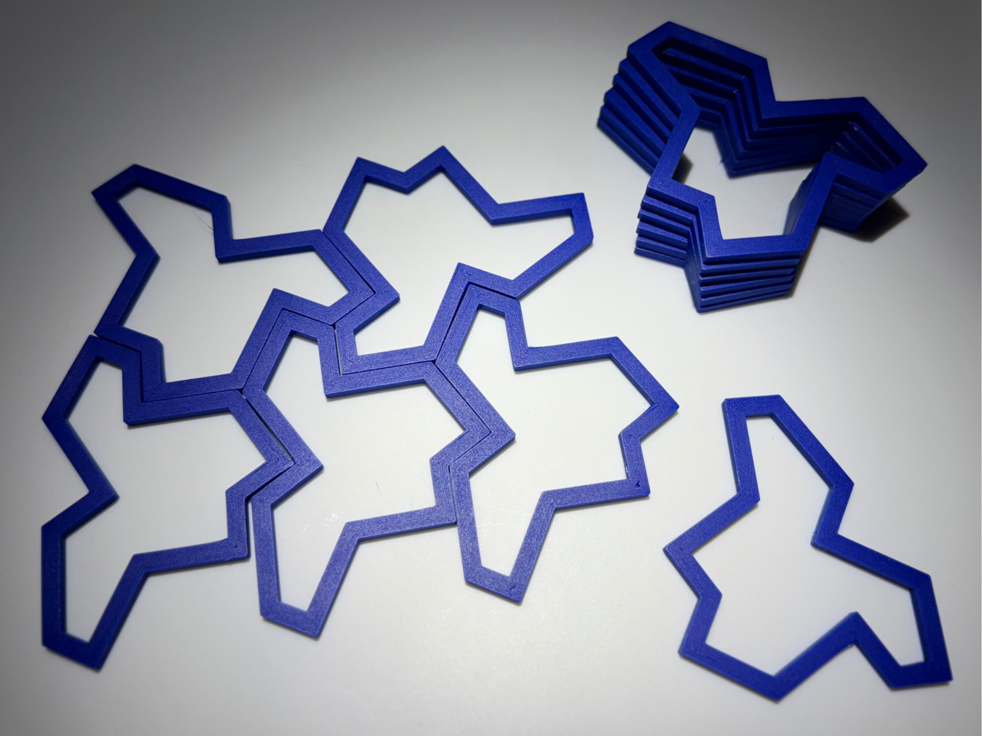 Minimalist einstein tessellating tile puzzle