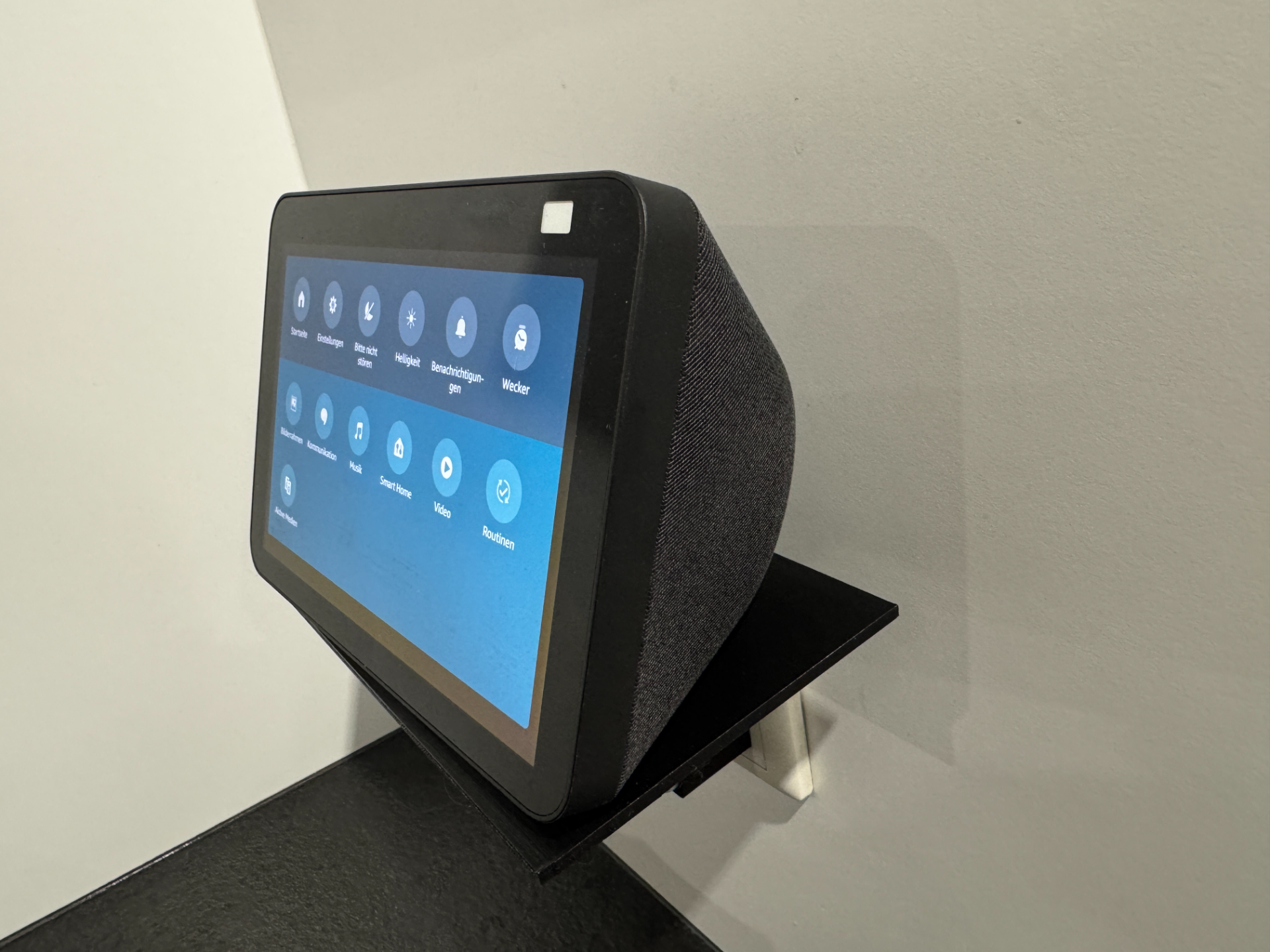 Echo Show 8 Halter Steckdose