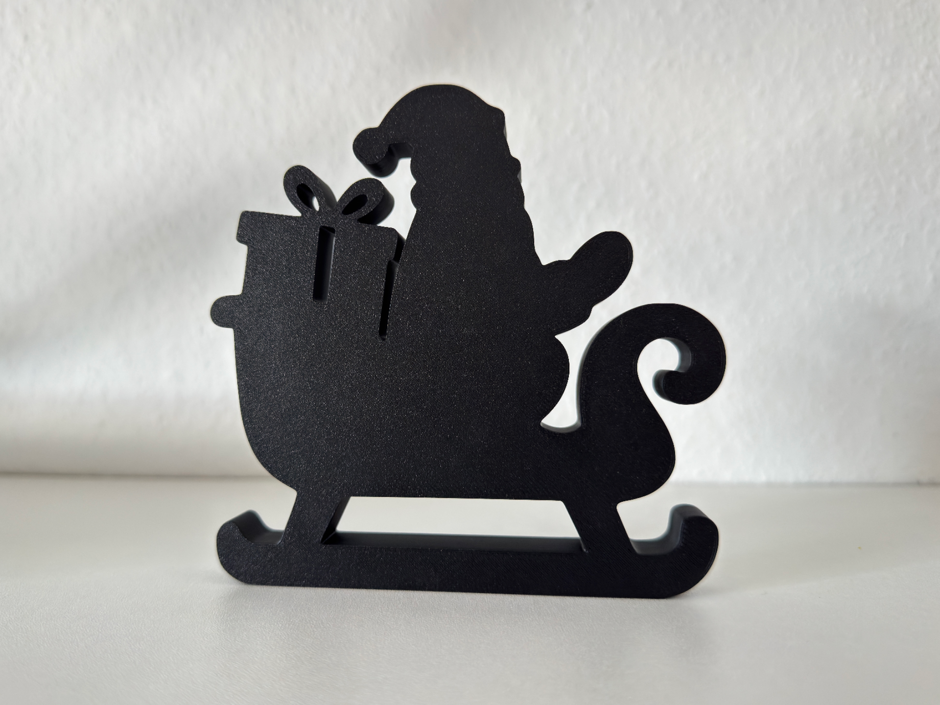 Weihnachtsmann im Schlitten mit Geschenk