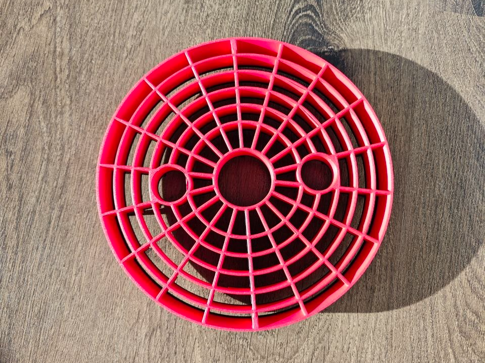 grit separator for a detailing bucket