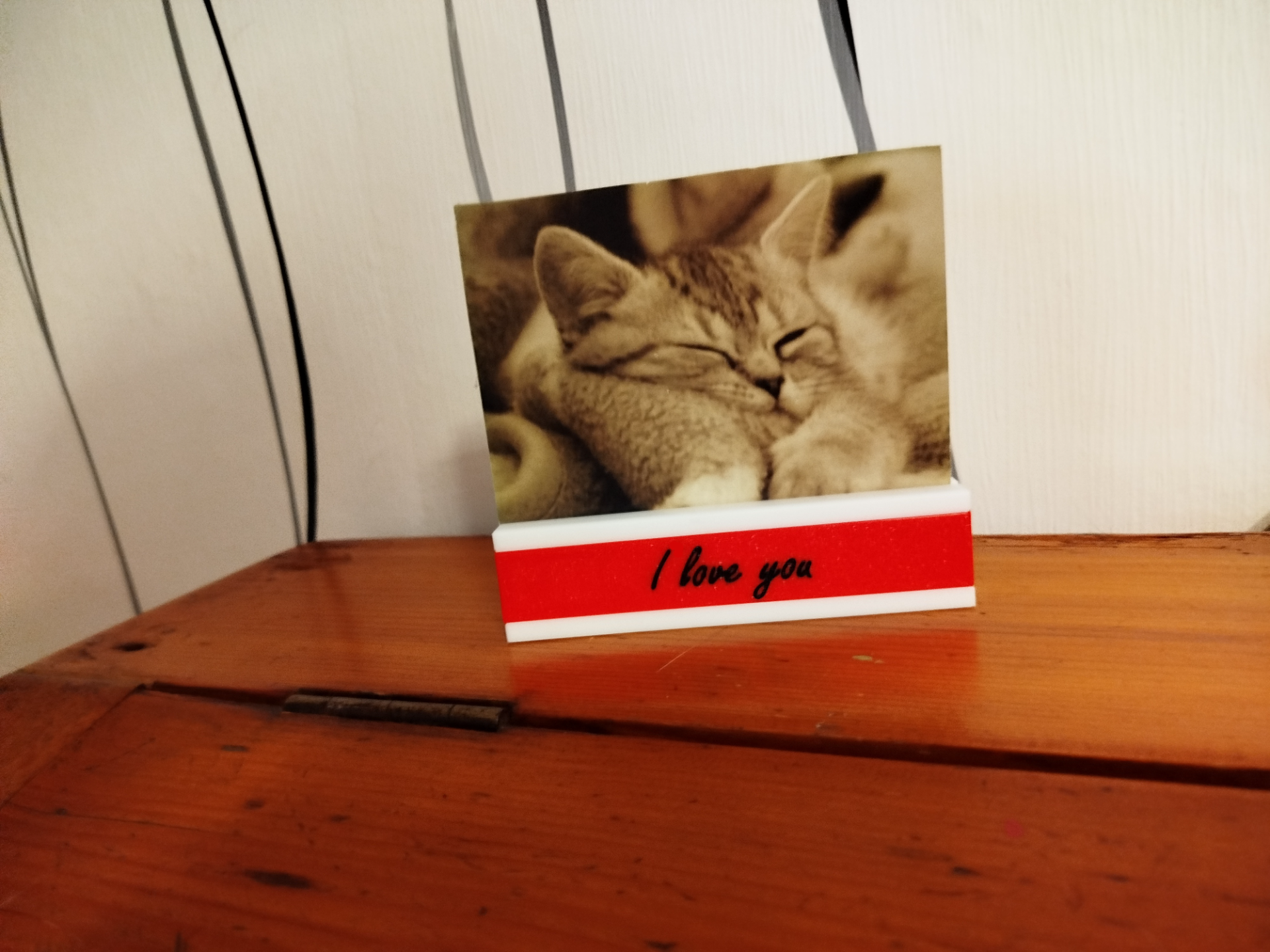 Photo stand with changeable font