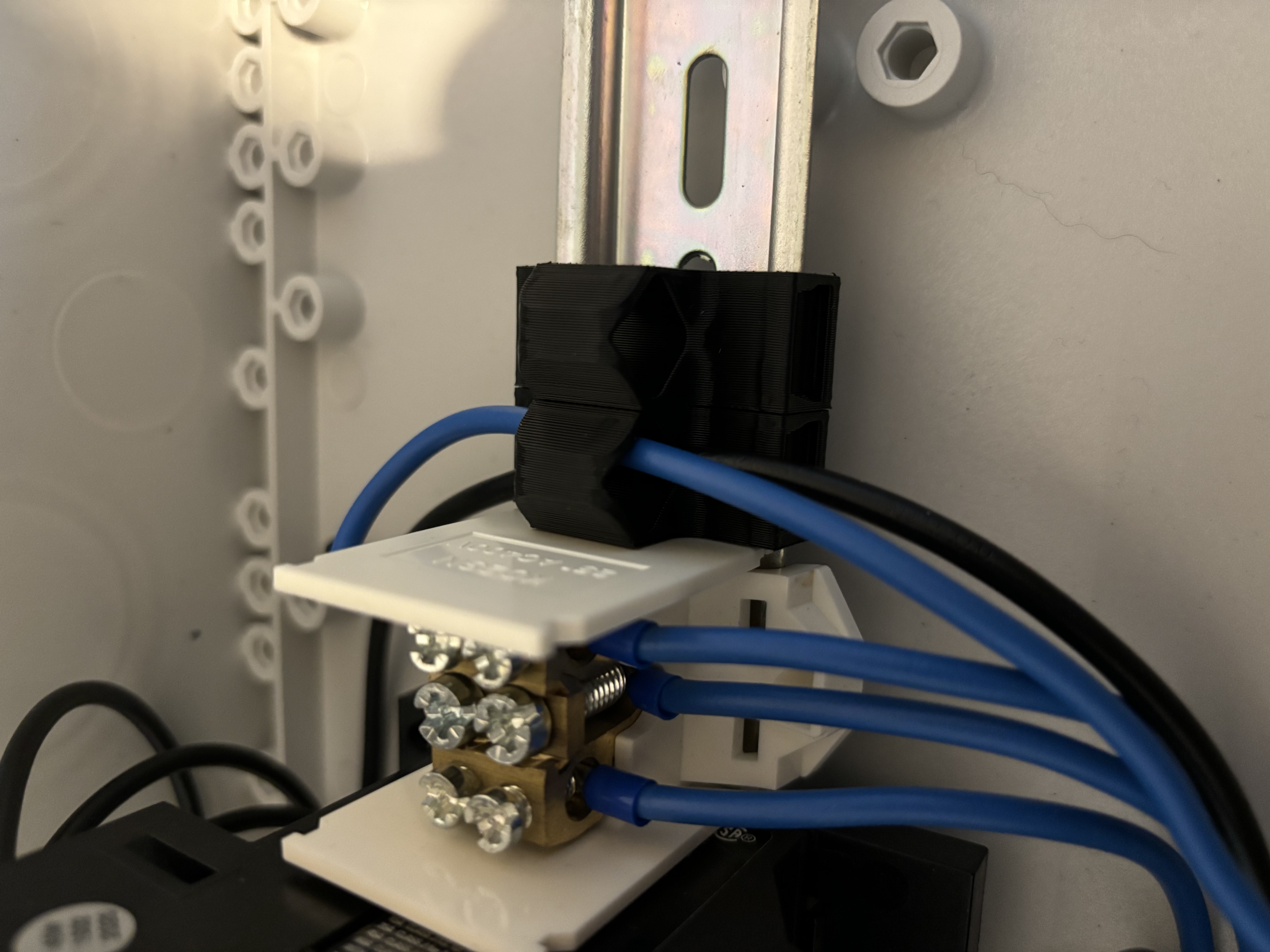 DIN rail wire organiser