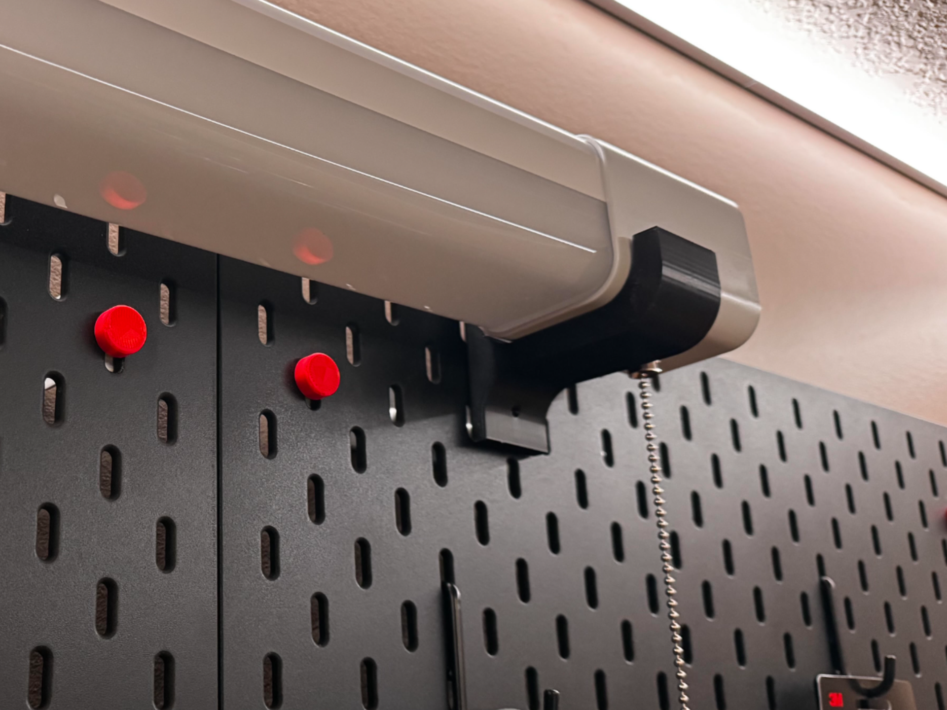 Skadis Tube Light L Bracket - For KODA Shop Light