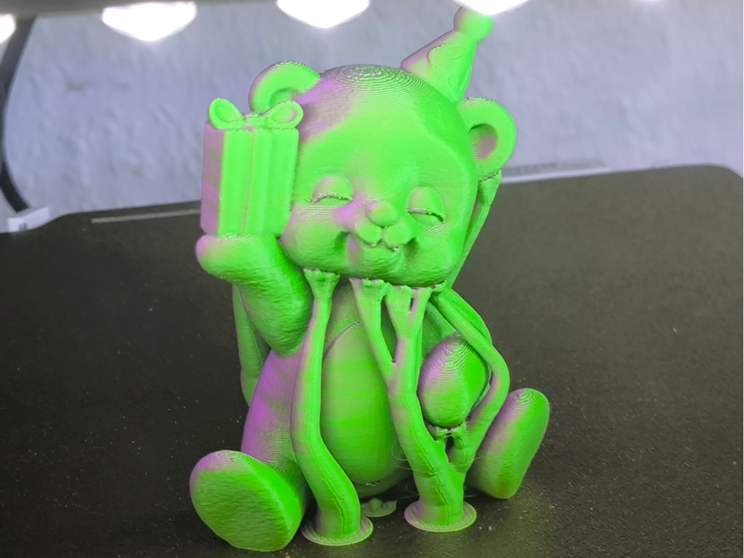 Teddy mit Geschenk