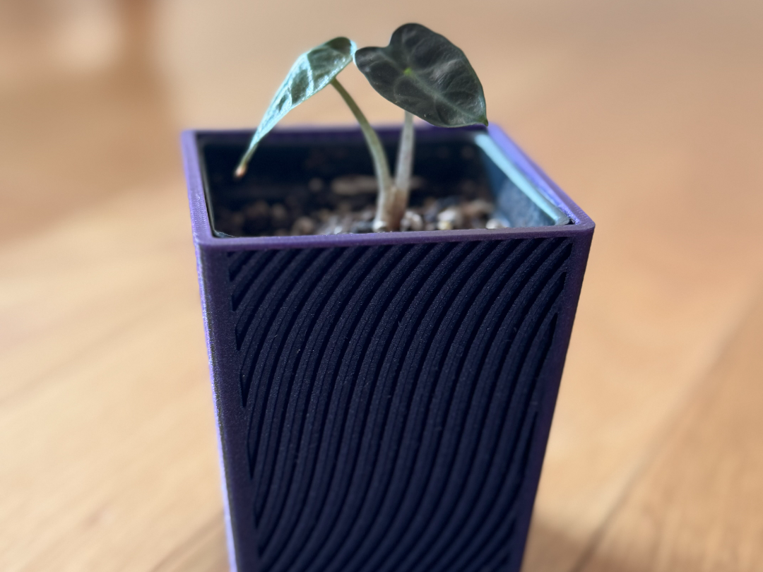 Square pot with swirl effect