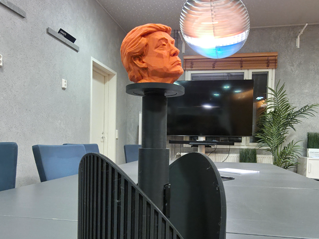 Paperholder with Trump head stopper