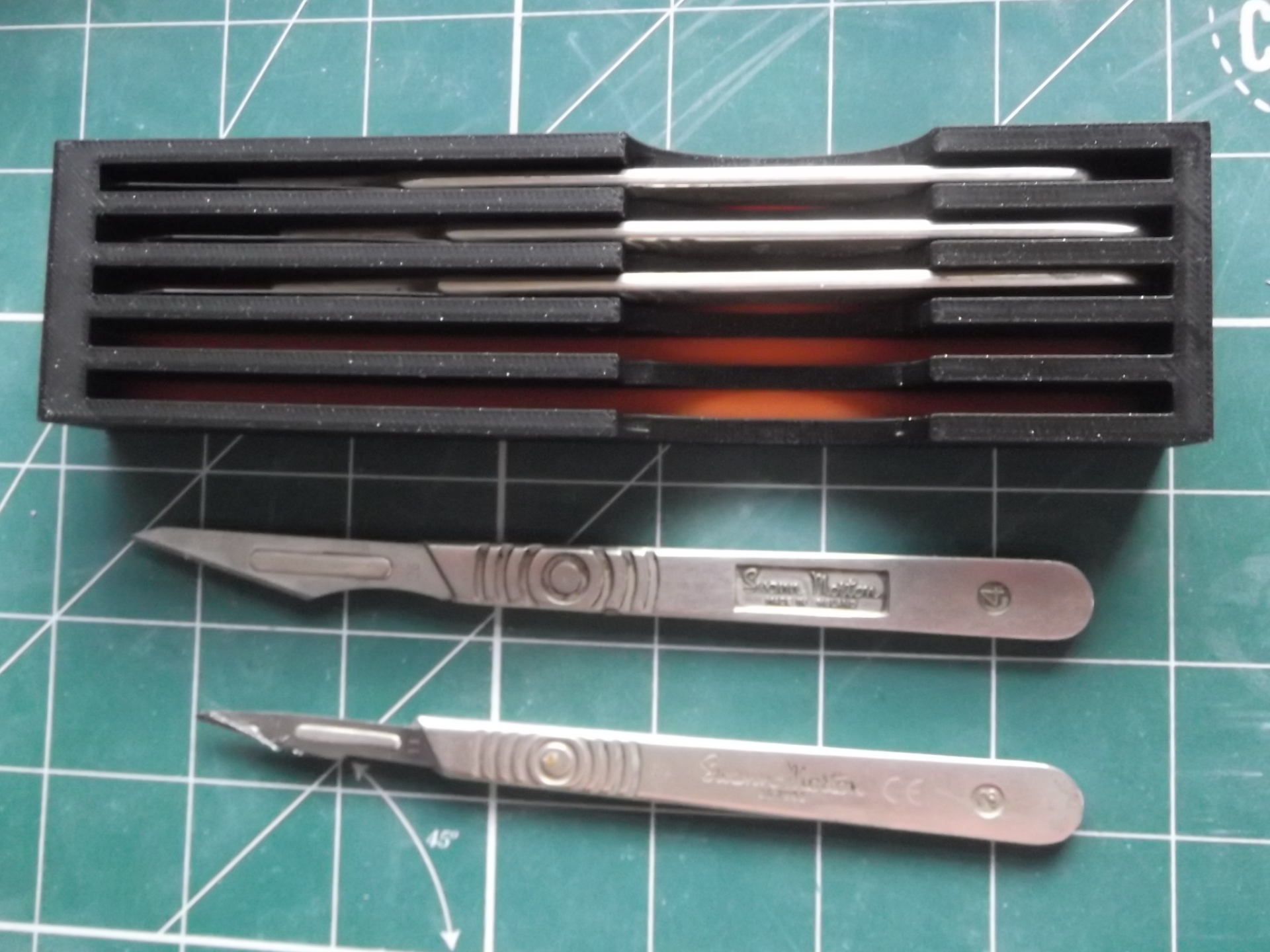 Scalpel tray for 5 scalpels
