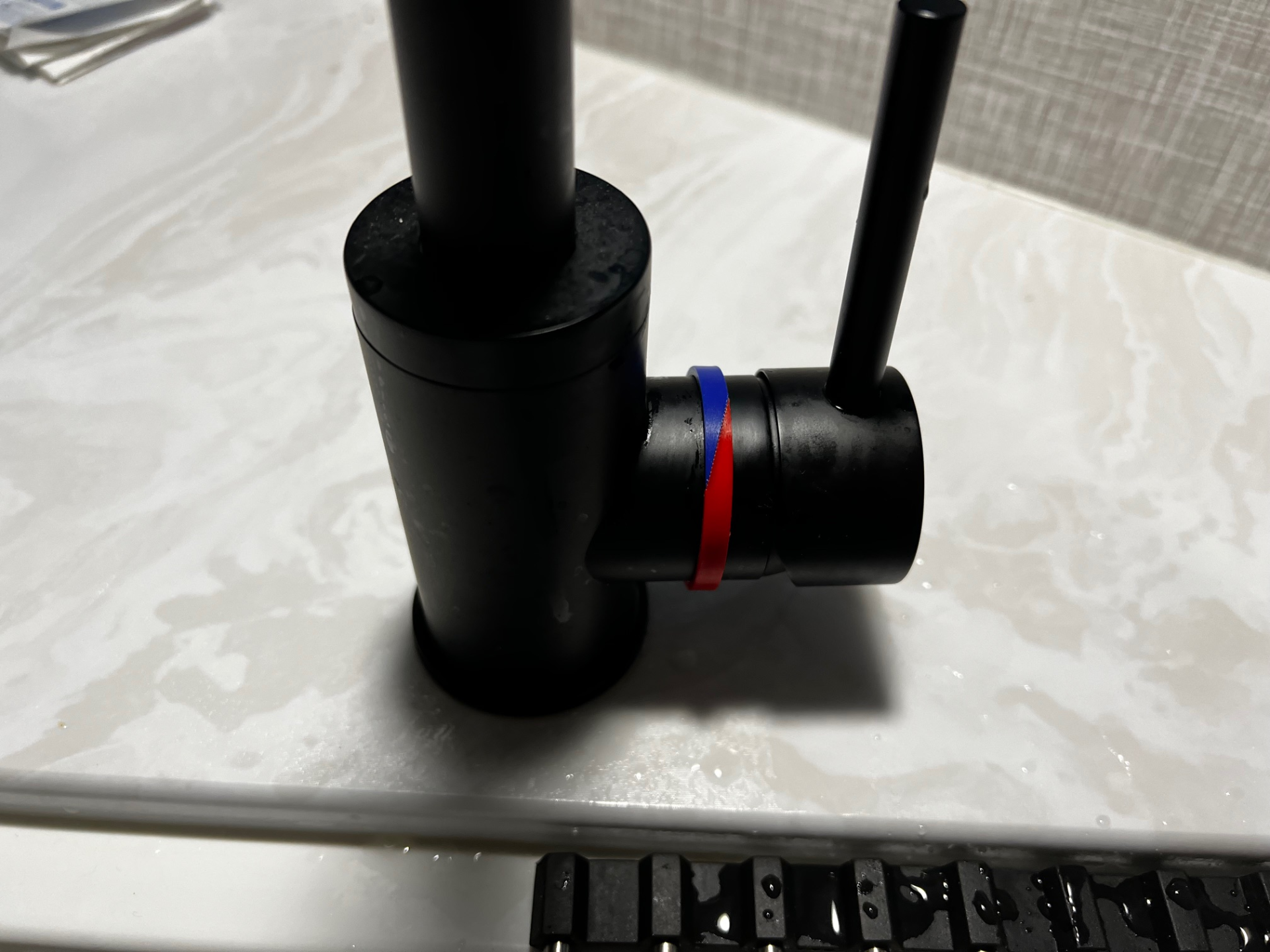 hot/cold color coded sink band